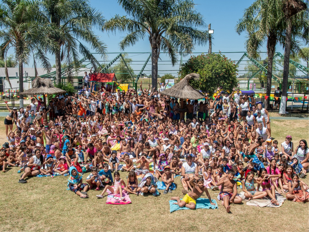 Niños jugando en los inflables durante el cierre de la Colonia de Verano 2026 en el Polideportivo de Timbúes.