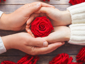 Pareja celebrando el Día de San Valentín en una cena romántica.