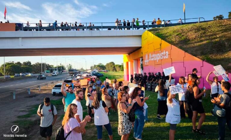 Protesta docente durante la inauguración del tercer carril de la autopista