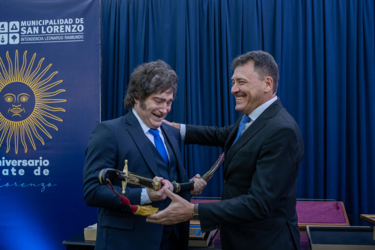 Un gesto que conmovió al Presidente: Raimundo obsequió a Milei una réplica del sable corvo antes del acto central