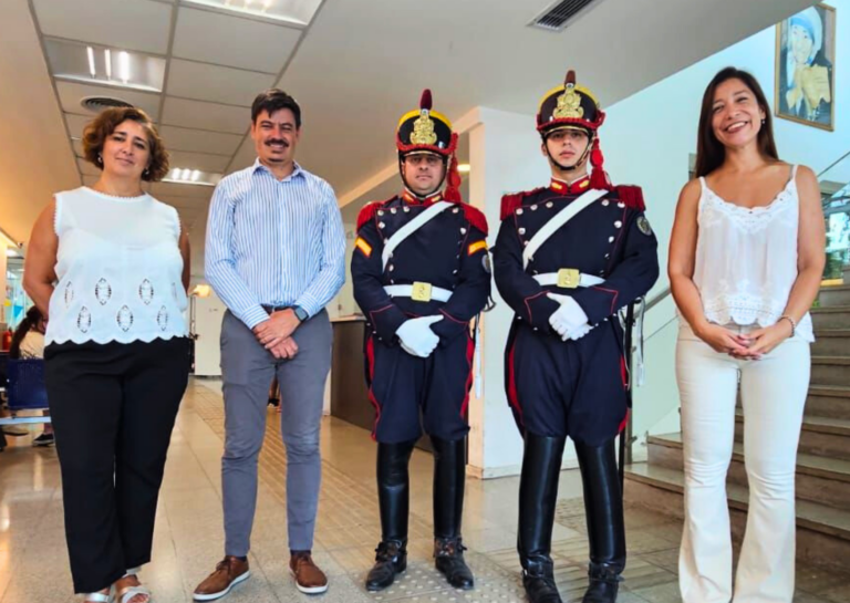 Granaderos visitaron el Hospital Granaderos a Caballo en el 213° aniversario del Combate de San Lorenzo