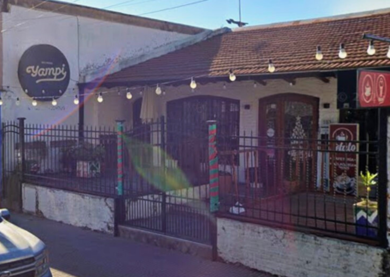 Robo y destrozos en la heladería Yampi: rompieron la puerta y vaciaron la caja