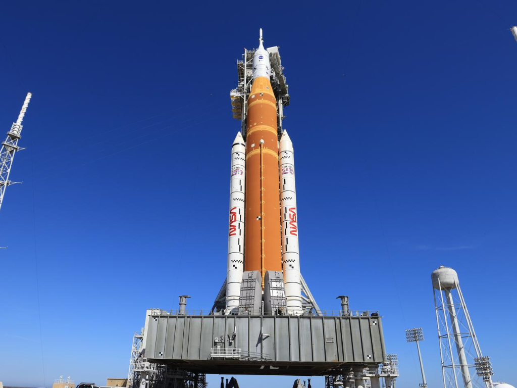 Cohete SLS de la NASA en la plataforma antes del lanzamiento de Artemis II.