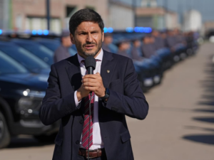 Gobernador Maximiliano Pullaro hablando en la entrega de 50 camionetas para la seguridad en Santa Fe.