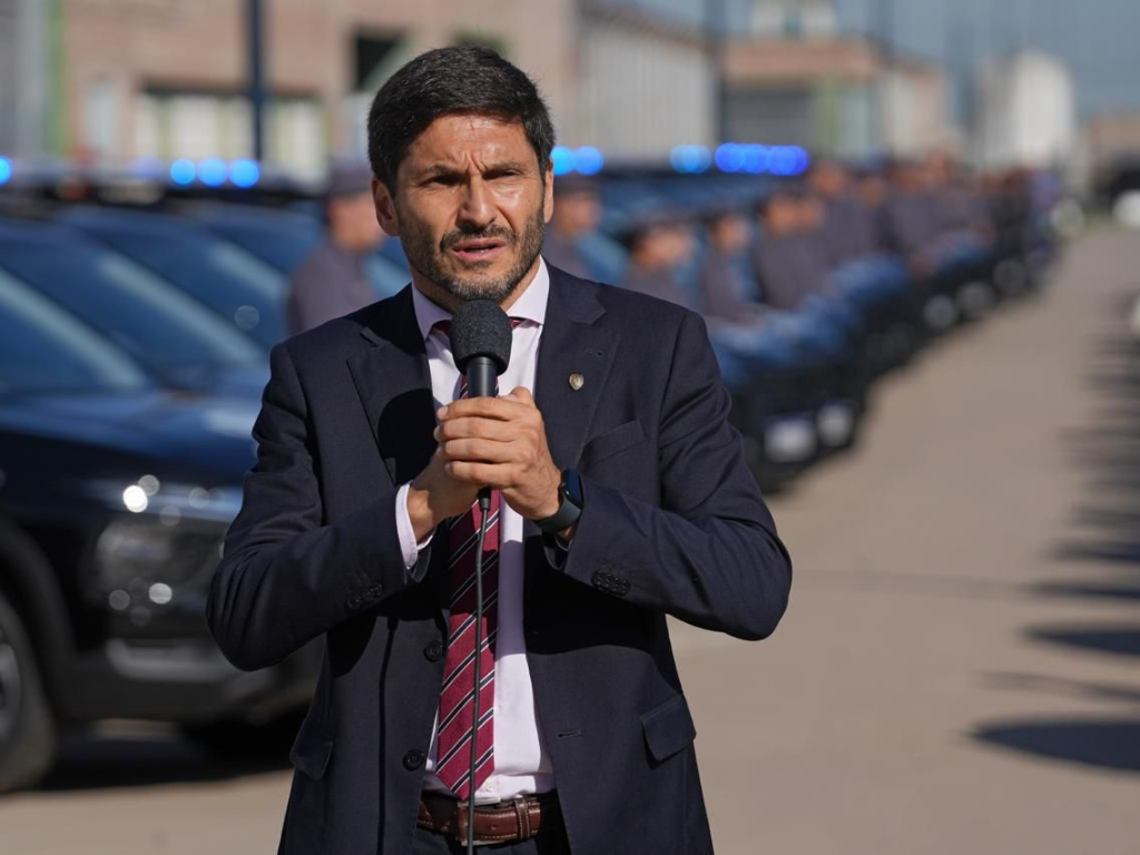 Gobernador Maximiliano Pullaro hablando en la entrega de 50 camionetas para la seguridad en Santa Fe.