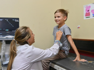 Médico junto a Nereo, paciente de Cardiopatías Congénitas Santa Fe.