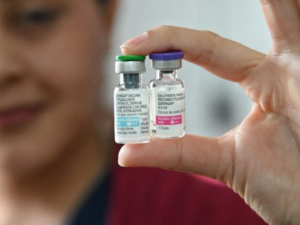 Personal de salud aplicando vacunas del programa Objetivo Dengue Santa Fe. Título de la imagen: