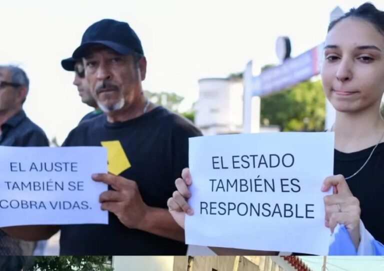 Tragedia y reclamo en la policía de Rosario: protestan por salarios y salud mental tras el suicidio de un suboficial