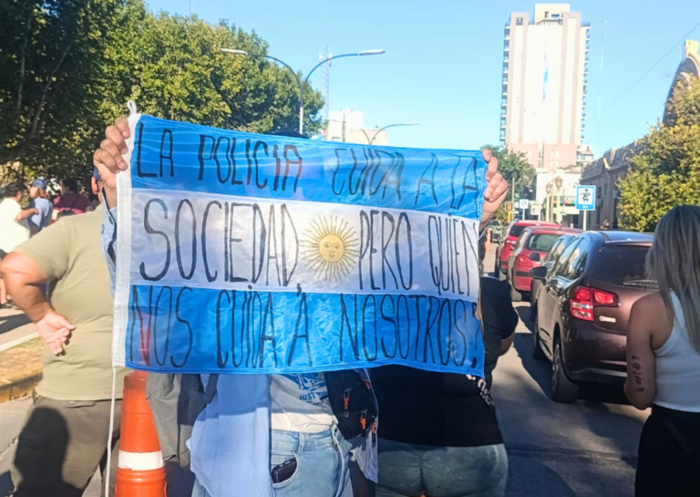 Reclamo policial en San Lorenzo: familiares y retirados se manifestaron frente a la Unidad Regional XVII