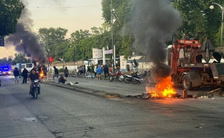 Protesta policial frente a la Jefatura de Rosario: sirenas, quema de cubiertas y tensión