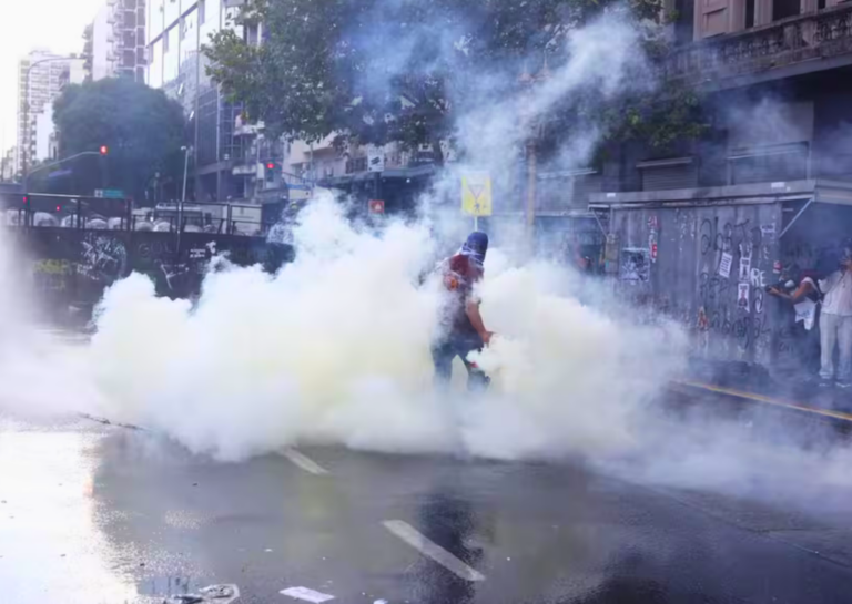 Reforma laboral: incidentes y detenidos frente al Congreso mientras Diputados debate el proyecto