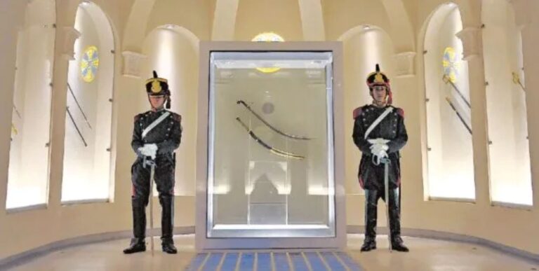 Decreto oficial: el Sable Corvo de San Martín se traslada definitivamente al Regimiento de Granaderos.