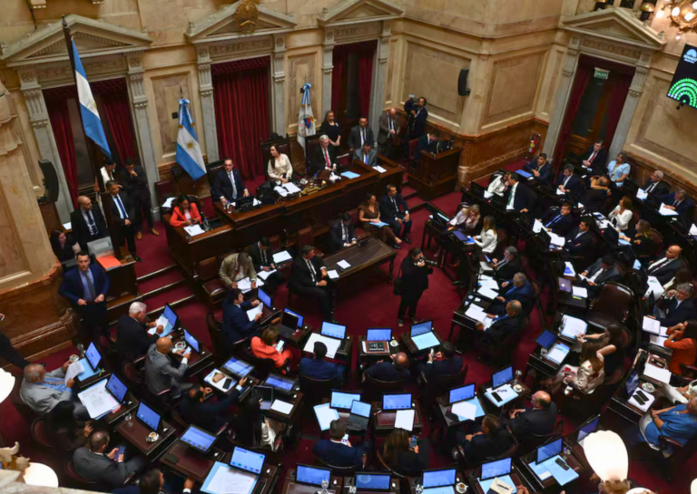 El Gobierno logró aprobar la reforma laboral en el Senado y la sanción de la ley queda en manos de Diputados