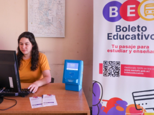 Una joven realiza la inscripción digital al Boleto Educativo 2026 desde un escritorio.