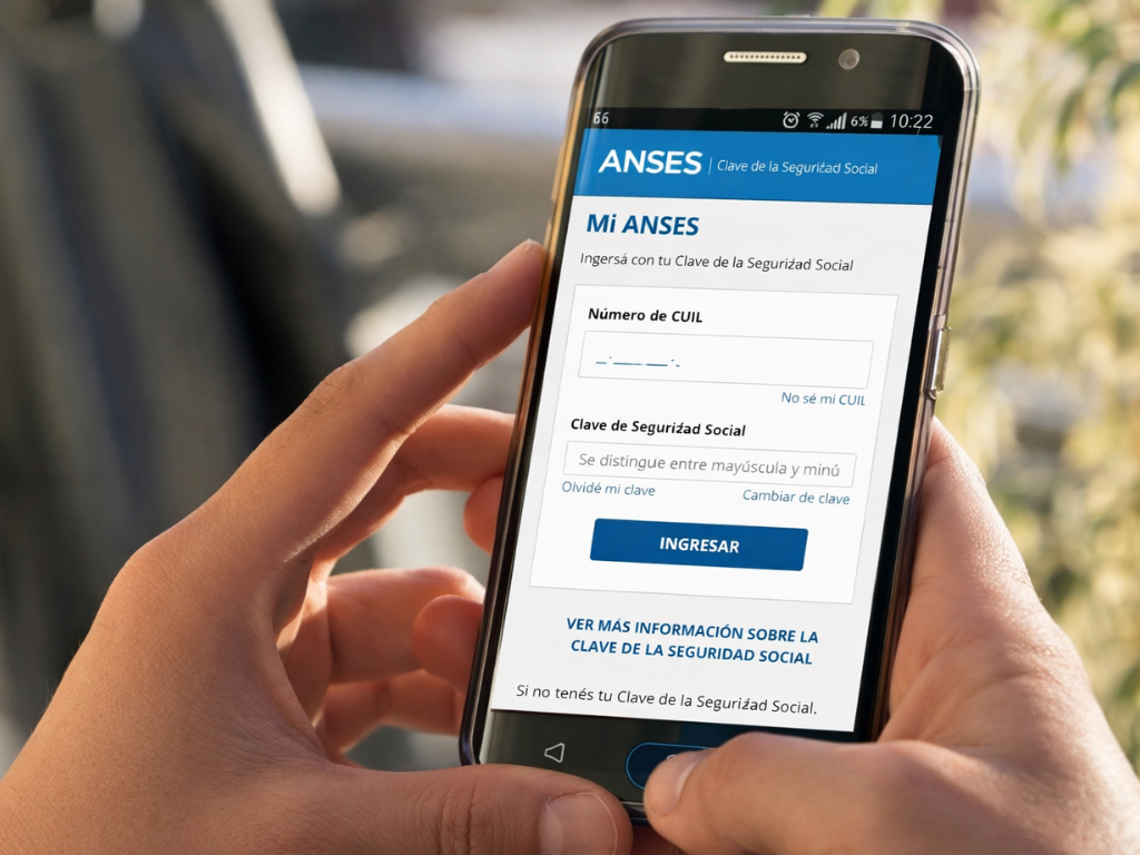 Persona verificando sus aportes en ANSES a través de la aplicación móvil en un teléfono celular.