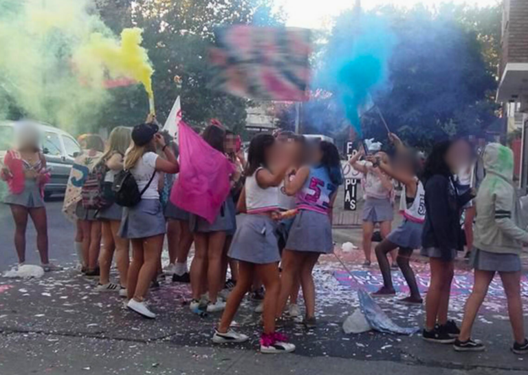 San Lorenzo amaneció al ritmo del UPD: festejo estudiantil, estruendos y debate por la pirotecnia