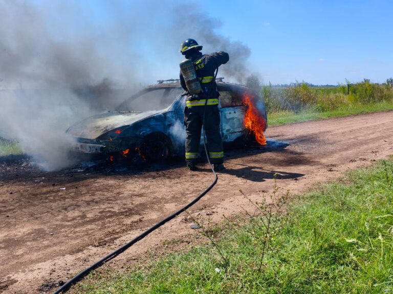 Se incendió un auto en un camino rural entre Aldao y Luis Palacios