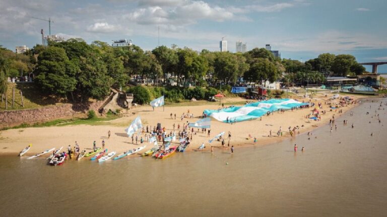 Remada por el Paraná: multitudinario acto en Corrientes y fuertes críticas al proyecto de dragado del río
