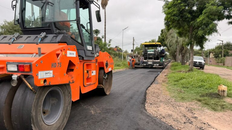 El municipio de Fray Luis Beltrán comenzó con obras de pavimentación en Bv. Urquiza.