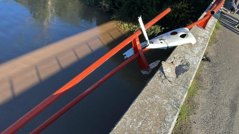 Un camionero resultó herido tras caer al río Carcarañá con su vehículo en la autopista Rosario-Santa Fe