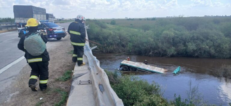 Misterio y operativo en la autopista: un camión cayó al arroyo Tortugas y buscan a su chofer