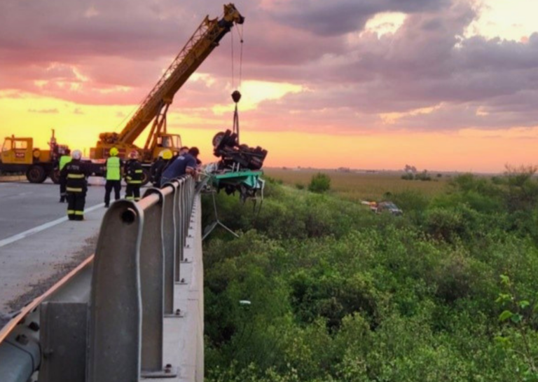 Tragedia en la autopista Rosario-Córdoba: hallaron sin vida al chofer del camión que cayó al arroyo Tortugas