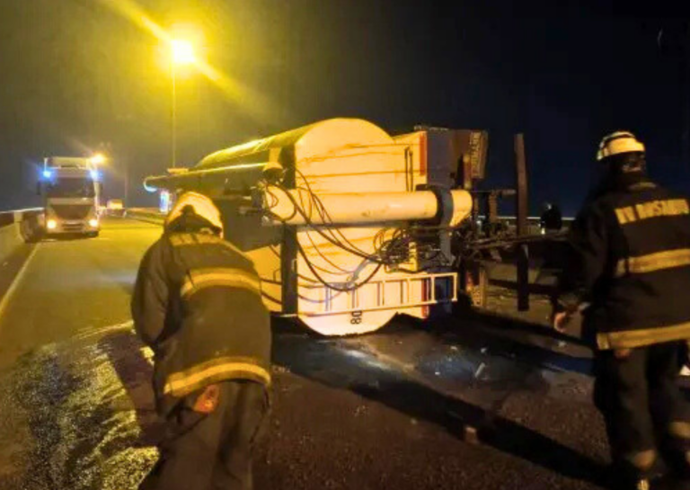 Vuelco de un camión obligó a cortar el tránsito en el puente Rosario-Victoria