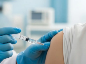 Aplicación de la vacuna antigripal en el brazo de un paciente en un centro de salud de Santa Fe.