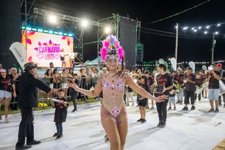 Timbúes estrenó su corsódromo con un Carnaval multitudinario y a pura fiesta