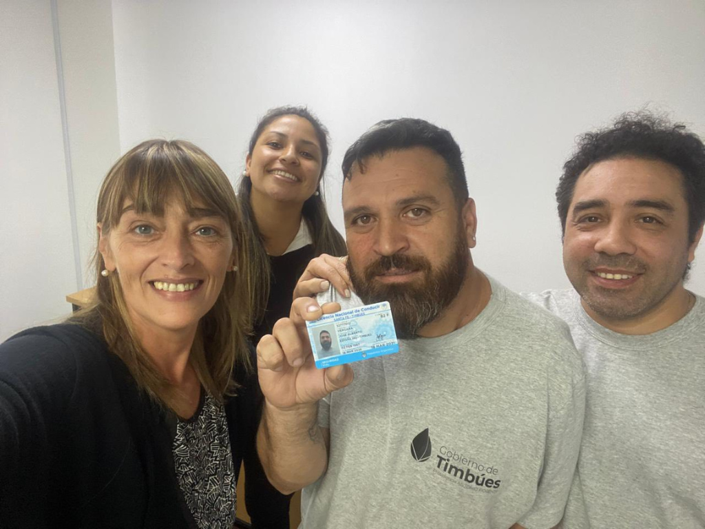 Entrega del primer carnet de conducir en Timbúes junto al presidente comunal Antonio Fiorenza.