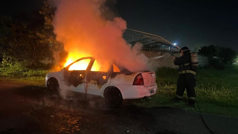 Se incendió un vehículo en San Lorenzo y los daños fueron totales