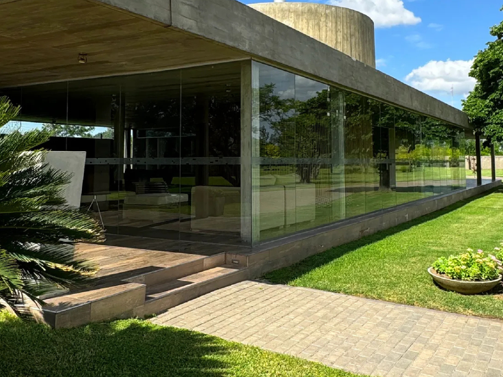 Fachada del nuevo crematorio de última generación en Rosario, ubicado en el Cementerio Parque El Prado.