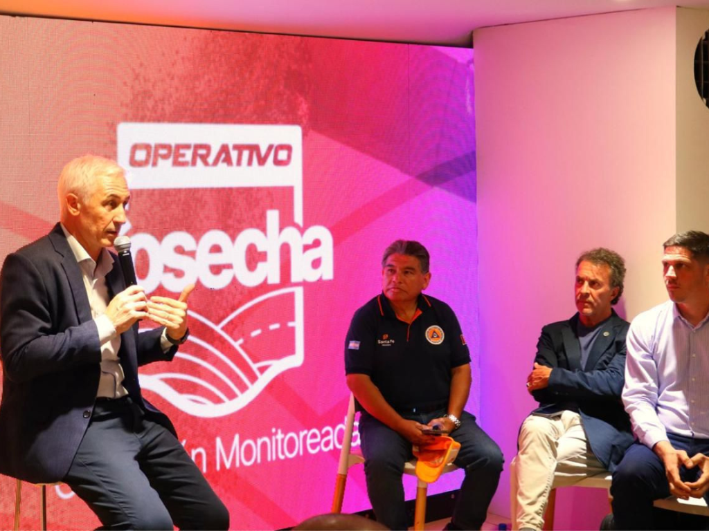 Funcionarios brindando discursos en Expoagro durante la presentación del Operativo Cosecha 2026.