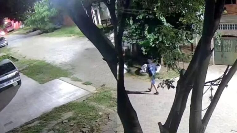 Atacaron a quemar el auto de una familia en Granadero Baigorria