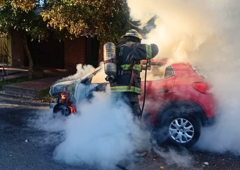 Voraz incendio destruyó un auto estacionado en la zona norte de San Lorenzo