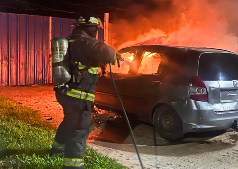 Investigan el incendio de un auto abandonado en la vía pública en Puerto San Martín