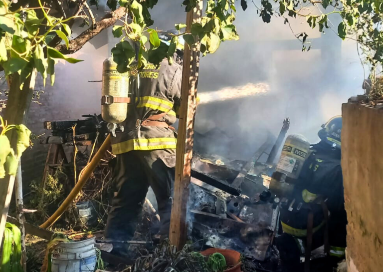 Voraz incendio consumió un quincho en San Lorenzo: trabajaron varias dotaciones y no hubo heridos