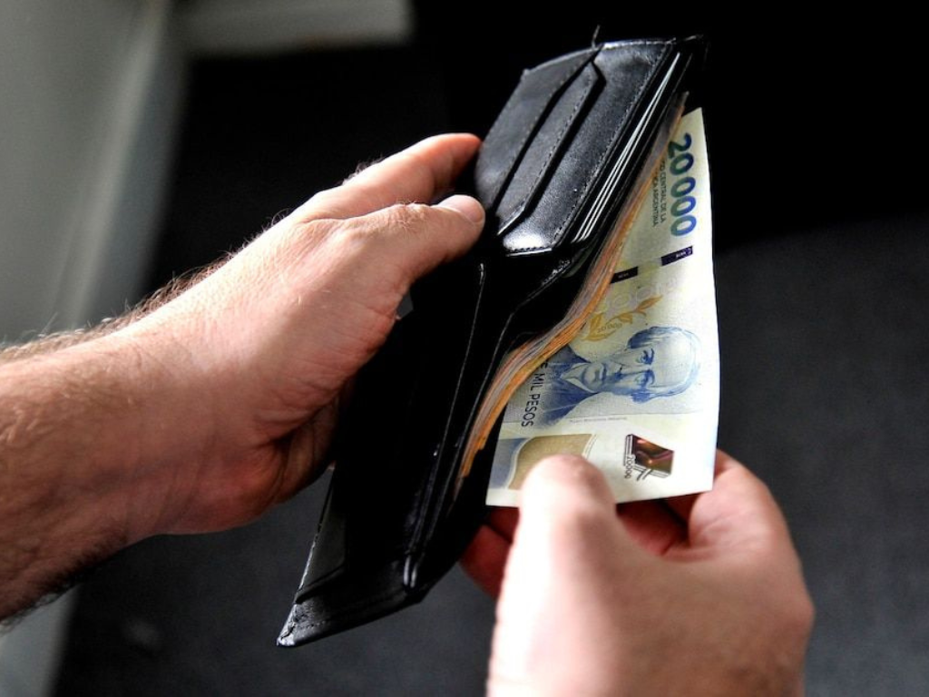 Billetera con billetes de 20.000 pesos por la inflación en marzo 2026 en Argentina.