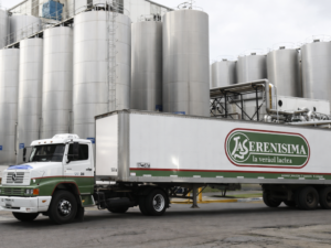 Camión de Logística La Serenísima saliendo de una planta productiva en Argentina tras la compra de Arcor y Danone