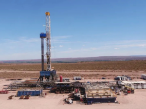 Vista aérea del yacimiento Loma Campana en Vaca Muerta, clave del acuerdo de cooperación impulsado por Maximiliano Pullaro.