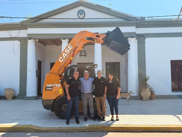 Timbúes refuerza sus servicios públicos con una nueva minicargadora 0 km