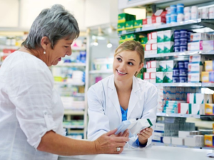 Jubilado retirando medicamentos de PAMI en una farmacia tras la nueva resolución.