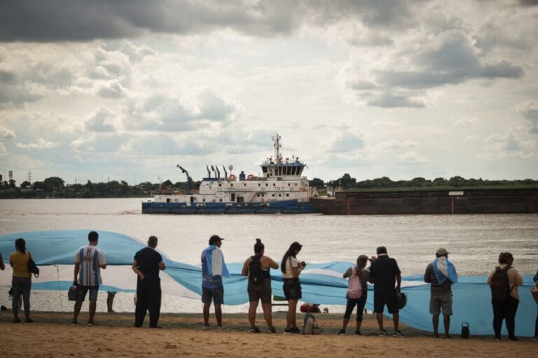 Banderazo en San Lorenzo en defensa del Paraná y los humedales