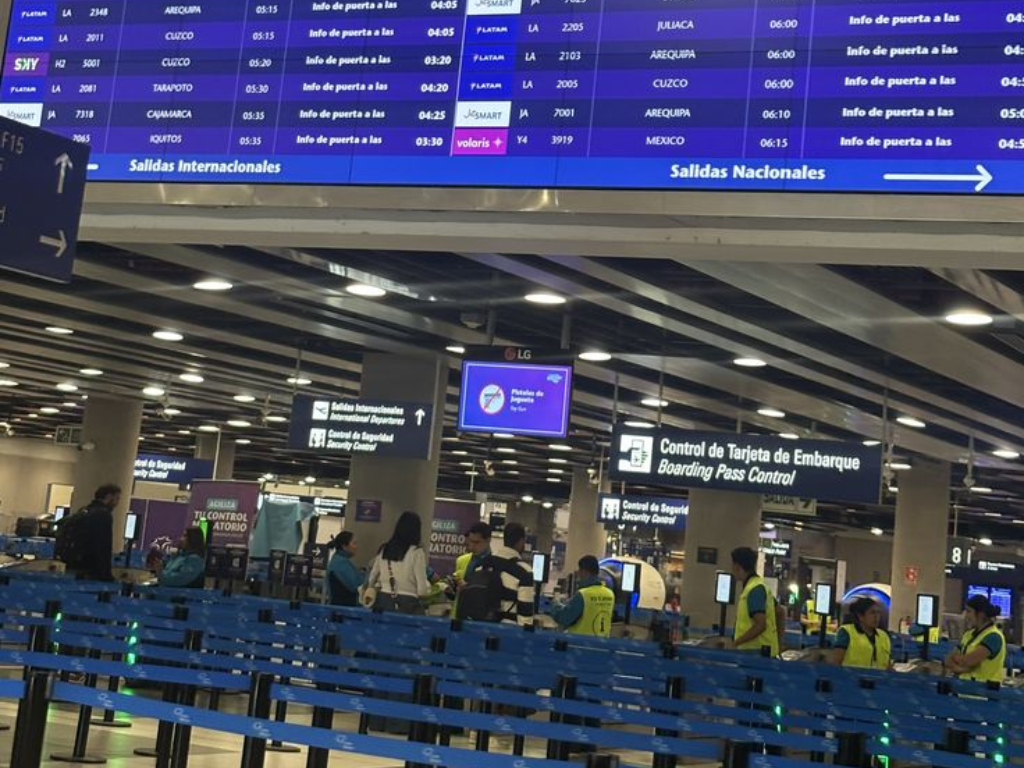 Pantalla de vuelos en el Aeropuerto de Ezeiza durante el anuncio del paro de aviones.