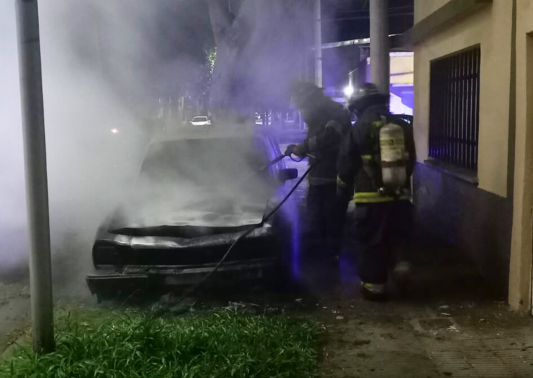 San Lorenzo: Un Peugeot 504 se incendió en plena vía pública