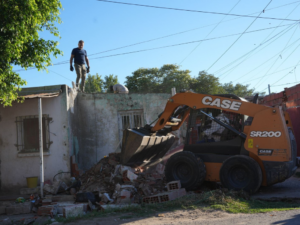 Plan de seguridad en Santa Fe: una retroexcavadora derriba el búnker número 109 en Rosario durante un operativo policial