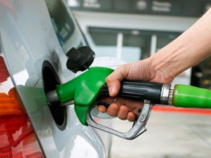 Carga de combustible en surtidor con manguera de pico verde para ahorrar con micropricing de YPF.