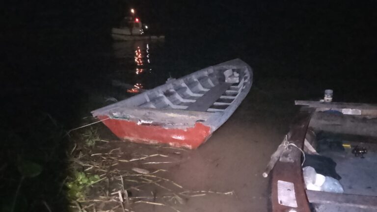 Puerto San Martín: Intensa búsqueda de un hombre que cayó al río mientras intentaba amarrar una canoa