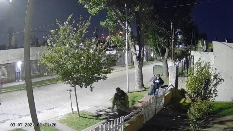 Robo en pleno centro de San Lorenzo: desvalijaron un departamento y huyeron con televisores y valijas
