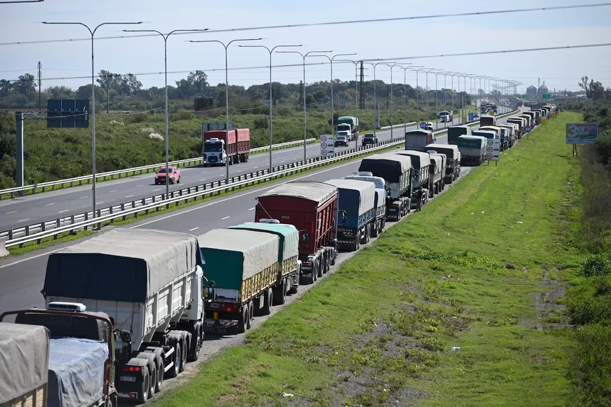 Cosecha récord y rutas colapsadas: miles de camiones generan demoras en el Cordón Industrial
